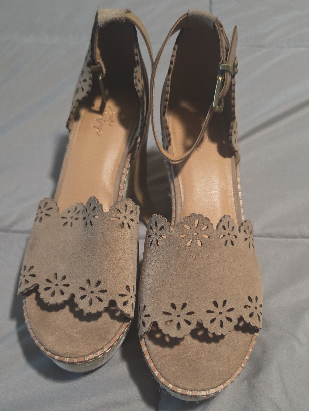 CROWN VINTAGE SIZE 11M Women’s Taupe Floral Cutout Ankle-Strap Wedge Sandals